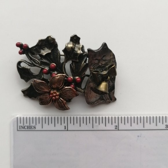 Kenneth Cole Christmas Poinsetta Cat Pewter Enamel Brooch Pin - Picture 4 of 5